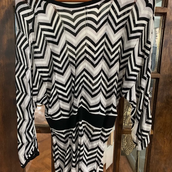 WHBM 98% Soft rayon chevron print blouse - Picture 3 of 4